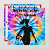 サッカーガールパーソナライズされたネクタイ染めレインボー誕生日 招待状 (正面/裏面)