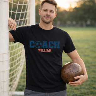サッカーコーチの名前 バーシティタイポグラフィー Tシャツ