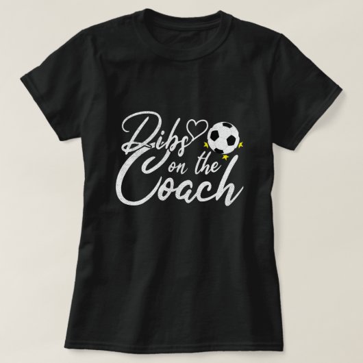 サッカーコーチの妻 ディブス・オン・ザ・コーチ Tシャツ (デザイン正面)