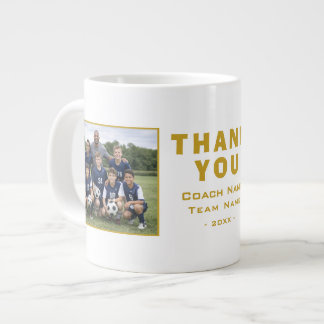 サッカーコーチへの感謝の気持ちを込めたチーム写真 ジャンボコーヒーマグカップ