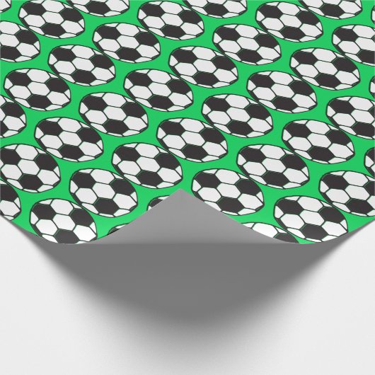 サッカーサッカーパターン（の模様が）ある誕生日パーティー ラッピングペーパー (角)