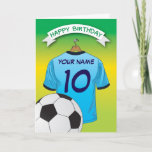 サッカーサッカー淡い色のブルーシャツスポーツ誕生日 カード<br><div class="desc">緑パーソナライズされた/黄色の色あせた背景と濃い青のトリム付きの青いサッカー/サッカーのシャツを持つキッズサッカーのバースデーグリーティングカード淡い色のは、子供の名前と年齢と下部のボールでシャツをパーソナライズすることができる。このサッカーの誕生日カードは、あなたの息子/娘、甥/姪、孫/孫娘または友人である誕生日の子供を感動させるだろうスポーツの!カードの中に忘れ特別なメッセージを追加するな！</div>