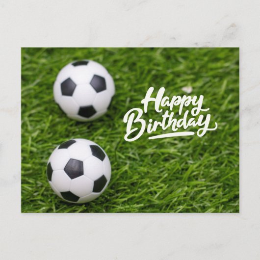サッカーサッカー誕生日で、緑の草の上にボール ポストカード (正面)
