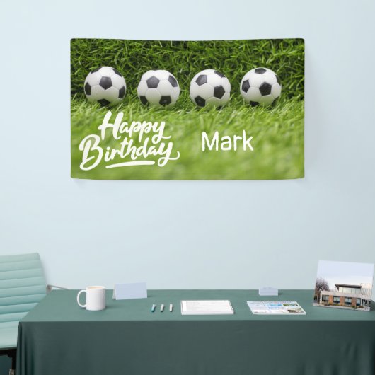 サッカーサッカー誕生日で、緑の草の上にボール 横断幕 (トレードショー)