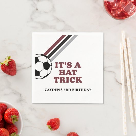 サッカーストライプマルーンのハットトリック三歳の誕生日 スタンダードカクテルナプキン (インサイチュ)