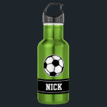 サッカースポーツの水パーソナライズされた瓶を名指しする ウォーターボトル<br><div class="desc">モノグラパーソナライズされたムはサッカーの水瓶を贈る。緑ステールの金属色。スポーティギフトアイディア。コーチ、選手、チームメイト、スポーツファン向け。タイポグラフィモダンデザインと名前をカスタムする、おもしろい引用文、スローガン又はモノグラム。独自のドリンクユニークモノグラムのボトルを作成適男性へ切な女性と子供/子供。パパ、息子、孫、父、友人、母、男の子、女の子、ビジネスパートナー、同僚などのかわいいパーティープレゼント。色とサイズで違うご利用いただけます。サッカーチームの飲み物用品は18オンスか24オンス。サッカーボールのロゴの商品。</div>