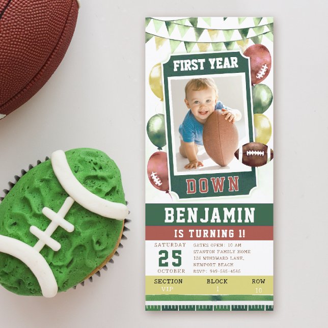 サッカーチケットハッピーボーイ1st誕生日招待状 (first year down football birthday invitation photo template balloons watercolor sports boy green)
