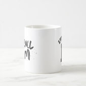 サッカーチームmomトレンディーブラックパーソナライズされた型 コーヒーマグカップ (中央)