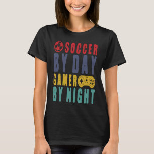 サッカーバイデイゲーマーバイナイトサッカーゴールゲーミングデ Tシャツ