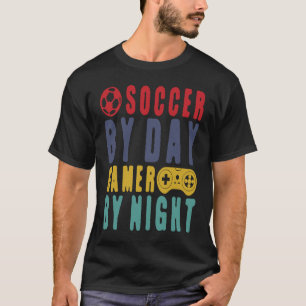 サッカーバイデイゲーマーバイナイトサッカーゴールゲーミングデ Tシャツ
