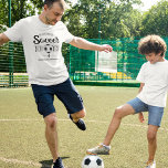 サッカーパーソナライズされたパパTシャツ Tシャツ<br><div class="desc">「サッカーのパパTシャツで小さなサッカーのスーパースターパーソナライズされたにプライドを出せ誇りを持ったよ！白とお洒落黒のモダン文字、クラシックのサッカーボールデザインを備え、子供のゲームへの愛をサポートするのに最適な方法である。そして、あなたの子供の名前を追加するオプションで、それは本当に一種の作品になる。あなたの小さなチャンプが誰かスタイリッシュを知らせなさい。この意味のあるTシャツはサッカーのパパだ誇りを持った。</div>