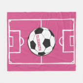 サッカーパーソナライズされたボールとフィールドピンク フリースブランケット (正面(横))