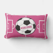 サッカーパーソナライズされたボールとフィールドピンク ランバークッション (正面)