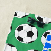 サッカーパーソナライズされたボールのパターン緑 ビーチタオル (インサイチュ)