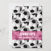 サッカーパーソナライズされたボールパターンv2ピンク誕生日 招待状 (正面)