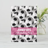 サッカーパーソナライズされたボールパターンv2ピンク誕生日 招待状 (スタンド正面)