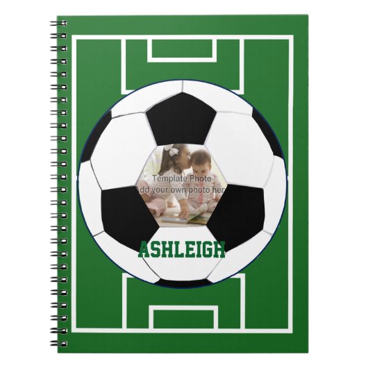 サッカーパーソナライズされたボール及びフィールド写真テンプレート ノートブック (正面)