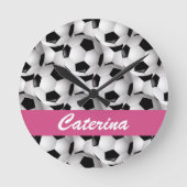 サッカーパーソナライズされたボール柄ピンク ラウンド壁時計 (正面)