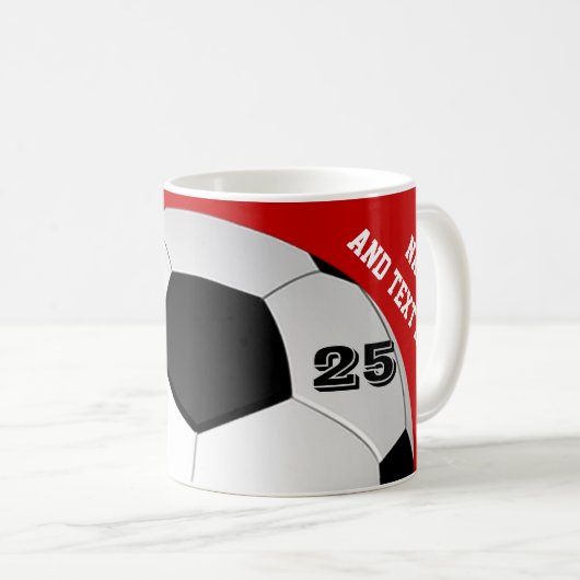 サッカーパーソナライズされたマグの名前、番号、チームカラー コーヒーマグカップ (正面右)