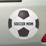 サッカーパーソナライズされたママの名前 カーマグネット<br><div class="desc">名前で出来るサッカーのママパーソナライズされたバンパーシール磁石。Thisisnomeによる設計©</div>