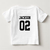 サッカーパーソナライズされた男の赤ちゃん年番号 ベビーTシャツ (裏面)