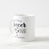 サッカーパーソナライズされた誇りを持ったママのコーヒーマグ コーヒーマグカップ (正面左)