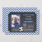 サッカーパーティー足ボールFooty誕生日写真招待状 招待状 (正面/裏面)