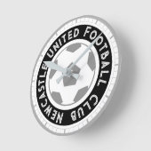 サッカーファンまたはサッカーサポーター。サッカークラブ ラウンド壁時計 (傾斜)