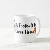 サッカーファンスポーツチームマンケーブ コーヒーマグカップ (正面右)