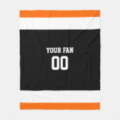 サッカーブラック、オレンジおよび白パーソナライズされた色 フリースブランケット (正面)