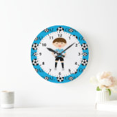 サッカーボーイ1ライトブルーと白ストライプゴール ラージ壁時計 (ホーム)