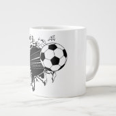 サッカーボールが押し出される ジャンボコーヒーマグカップ (正面右)