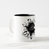 サッカーボールが押し出される ツートーンマグカップ (正面左)