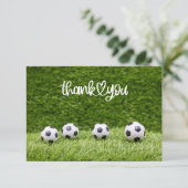 サッカーボールが緑の草の上にある サンキューカード (スタンド正面)