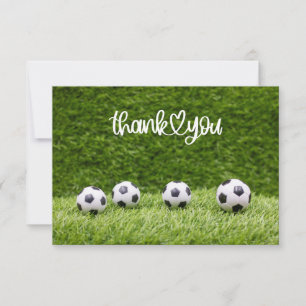 サッカーボールが緑の草の上にある サンキューカード
