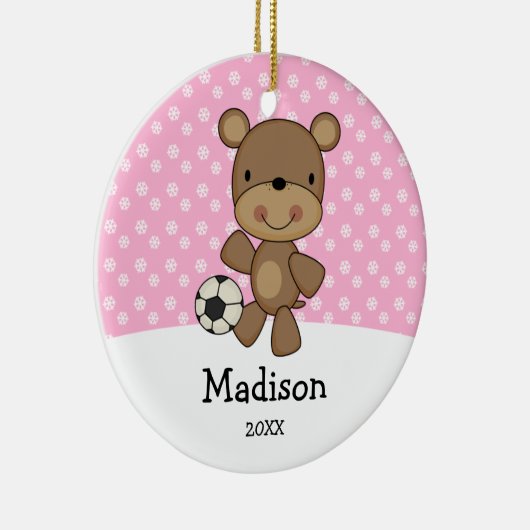 サッカーボールくまのピンクはパーソナライズなクリスマスをからかいます セラミックオーナメント (右)