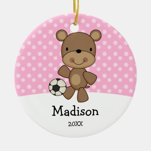 サッカーボールくまのピンクはパーソナライズなクリスマスをからかいます セラミックオーナメント (正面)