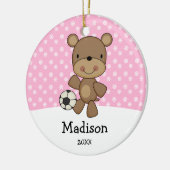 サッカーボールくまのピンクはパーソナライズなクリスマスをからかいます セラミックオーナメント (左)