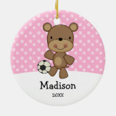 サッカーボールくまのピンクはパーソナライズなクリスマスをからかいます セラミックオーナメント (裏面)