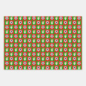 サッカーボールとサンタレッド&グリーンクリスマス ラッピングペーパーシート (正面)