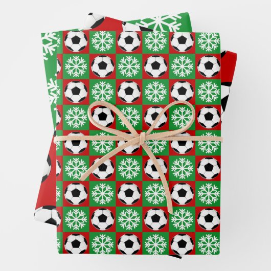 サッカーボールとスノーフレークレッドとグリーンクリスマス ラッピングペーパーシート (インサイチュ)