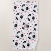 サッカーボールとハートのパタパーソナライズされたーン ビーチタオル (正面)