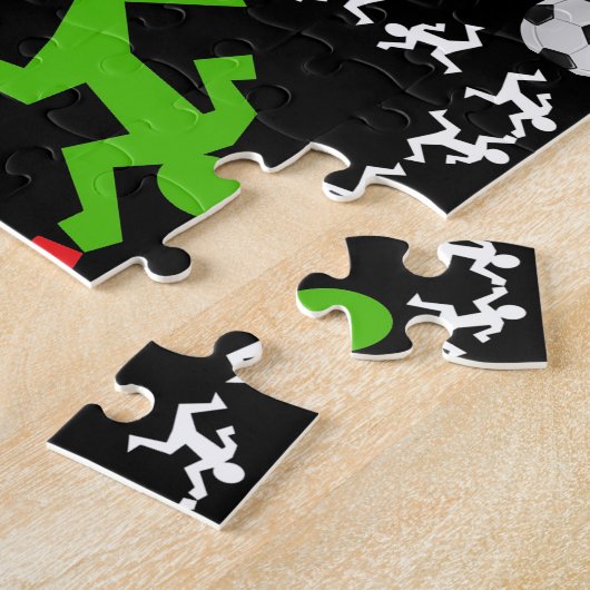 サッカーボールに向かって走る選手のパターン ジグソーパズル (側面)