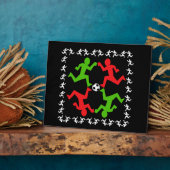 サッカーボールに向かって走る選手のパターン フォトプラーク (側面)