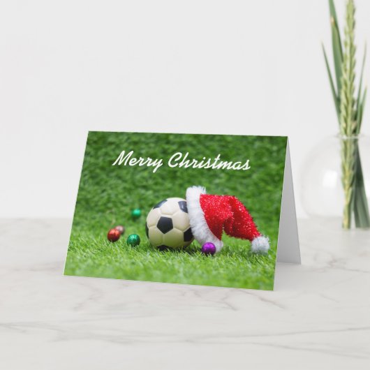 サッカーボールのクリスマスと草の上のオーナメント シーズンカード (正面)
