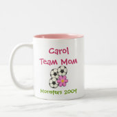 サッカーボールのサッカーmom1、CarolTeamのお母さん、サッカー… ツートーンマグカップ (左)