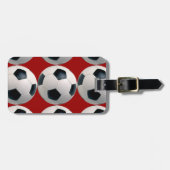 サッカーボールのパターンが赤 ラゲッジタグ (正面横)