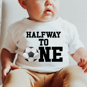 サッカーボールの半分の誕生日 ベビーTシャツ