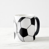 サッカーボールの変形させるコーヒー・マグ モーフィングマグカップ (正面右)