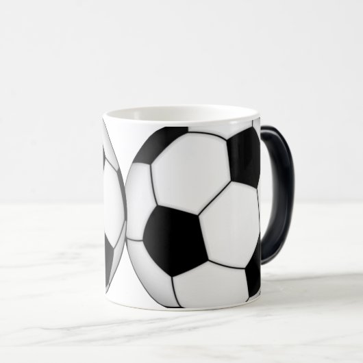 サッカーボールの変形させるコーヒー・マグ モーフィングマグカップ (正面右)